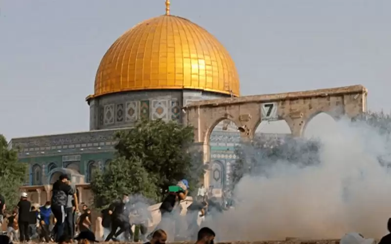 حالات اختناق بتجدد المواجهات داخل باحات