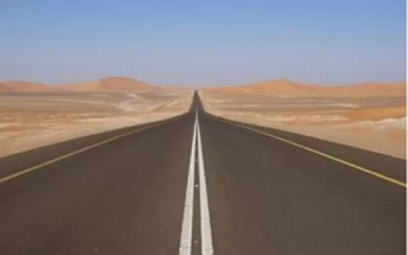 إغلاق طريق العمري بسبب الغبار الكثيف