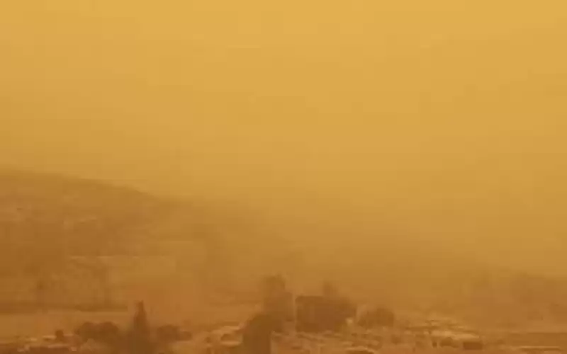 أجواء مغبرة وزخات رعدية متقطعة في