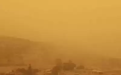 أجواء مغبرة وزخات رعدية متقطعة في