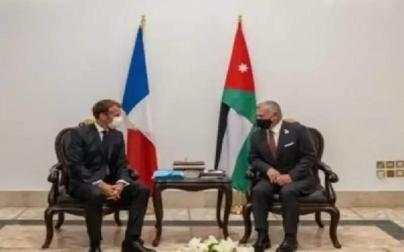 الملك مهنئا ماكرون: الأردن ملتزم بالعمل