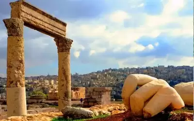 السياحة الأردنية.. وزيرنا يطخ بعمان والحفلة