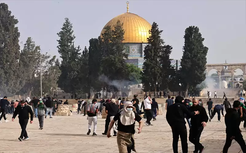 إصابات بالاختناق خلال قمع الاحتلال للمصلين