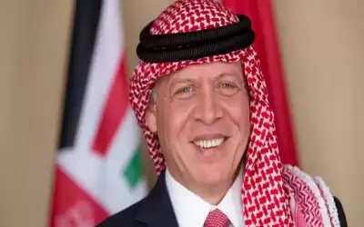 الملك ترافقه الملكة يغادران إلى الولايات
