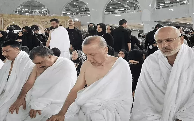 أردوغان يؤدي مناسك العمرة