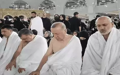 أردوغان يؤدي مناسك العمرة