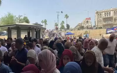 مئات الآلاف يتوافدون لأداء صلاة الجمعة