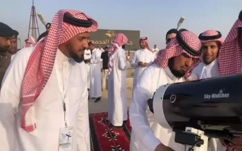 تعذر رؤية الهلال في السعودية والاثنين