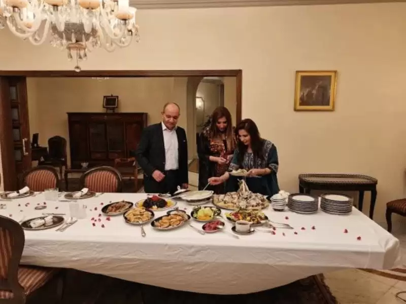 العضايلة متغزلا بالمنسف: عميد مائدة الأردنيين