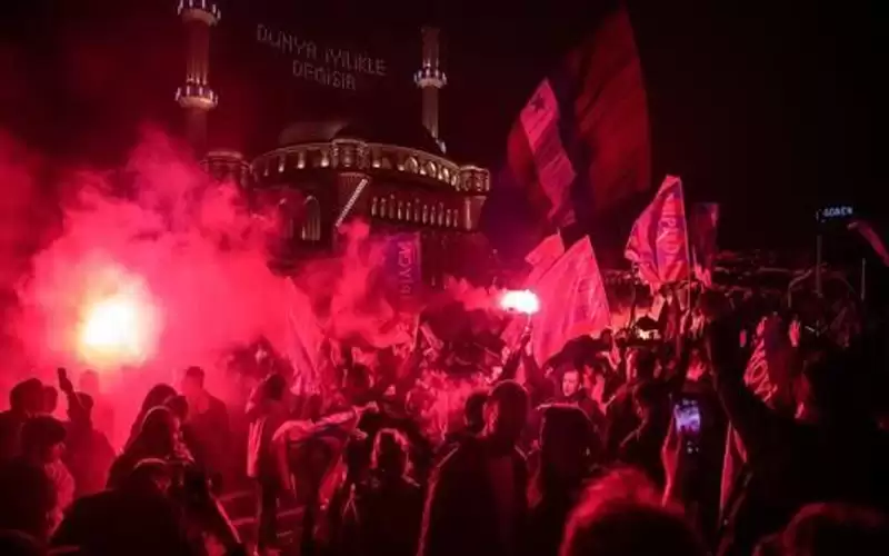 الجماهير تجتاح ملعب طرابزون.. وأردوغان يتدخل