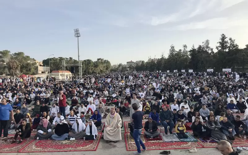 الأردنيون يؤدون صلاة عيد الفطر في