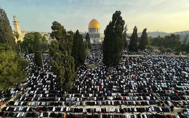 بالصور .. 200 ألف مصل أدوا