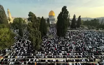 بالصور .. 200 ألف مصل أدوا