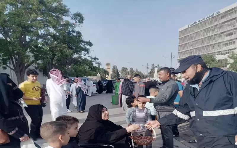 بالصور .. إدارة السير توزع الحلوى