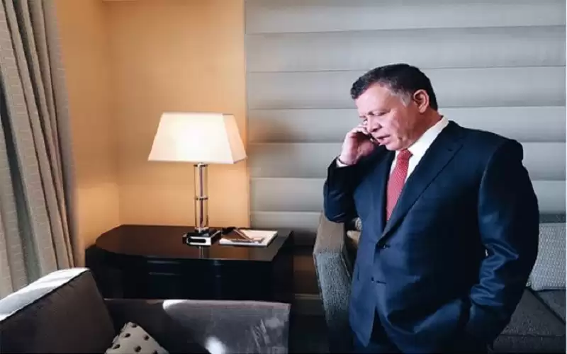 الملك يتبادل التهاني مع خادم الحرمين