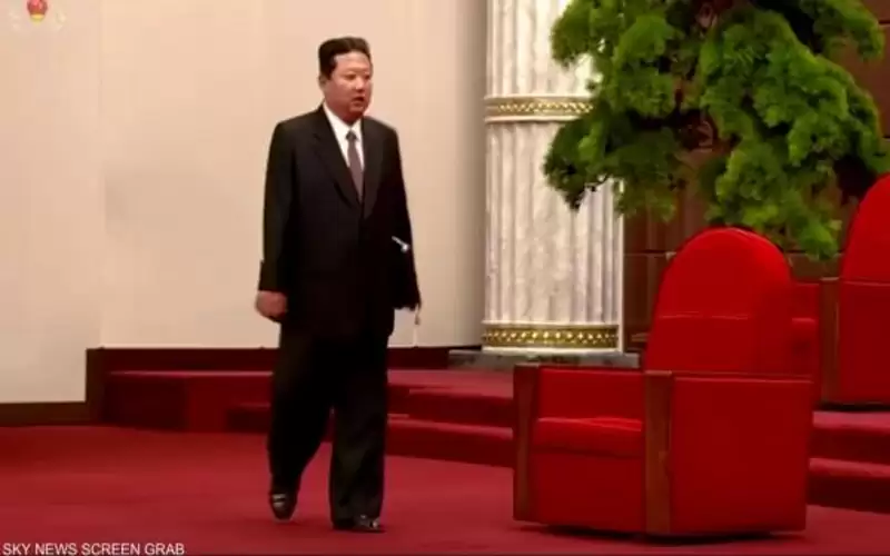 كيم يحظر السراويل الضيقة .. وشرطة