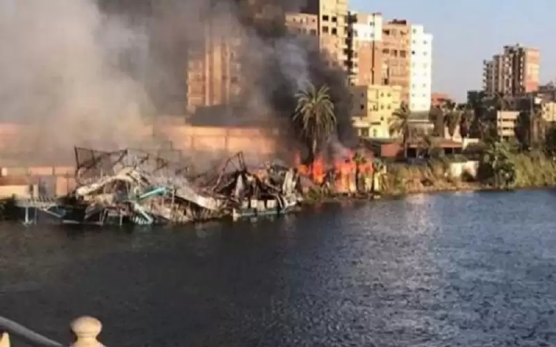 حريقان يلتهمان 10 محلات ومركبا سياحيا