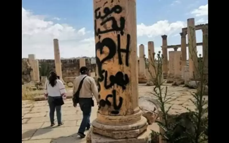 أفعال عبثية تطال أعمدة جرش الأثرية