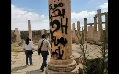أفعال عبثية تطال أعمدة جرش الأثرية