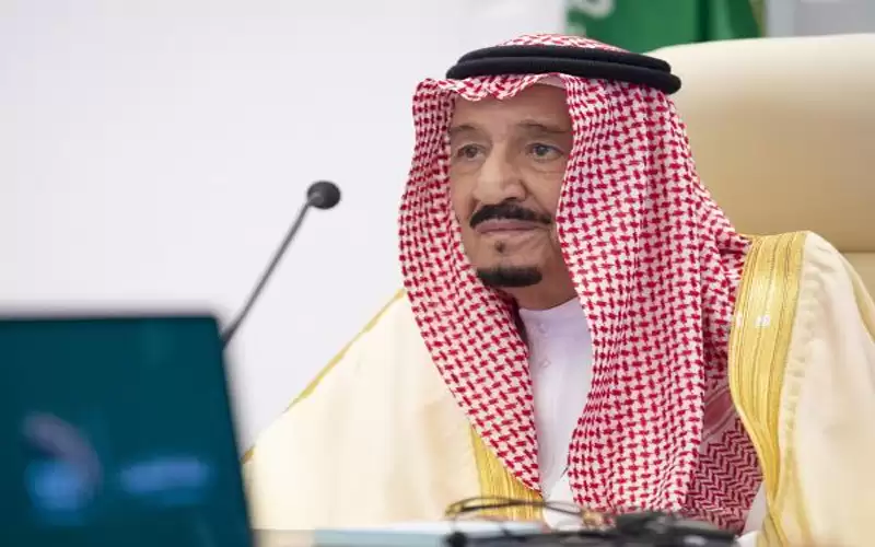 الملك سلمان يجري منظار قولون بمستشفى