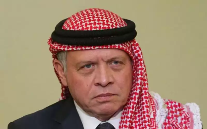 الملك يؤكد للرئيس السيسي وقوف الأردن