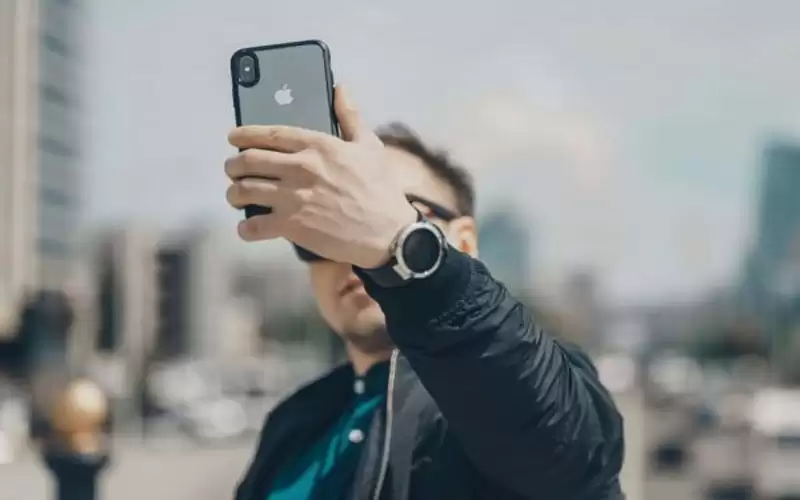 بسبب سيلفي .. يسقط من ارتفاع