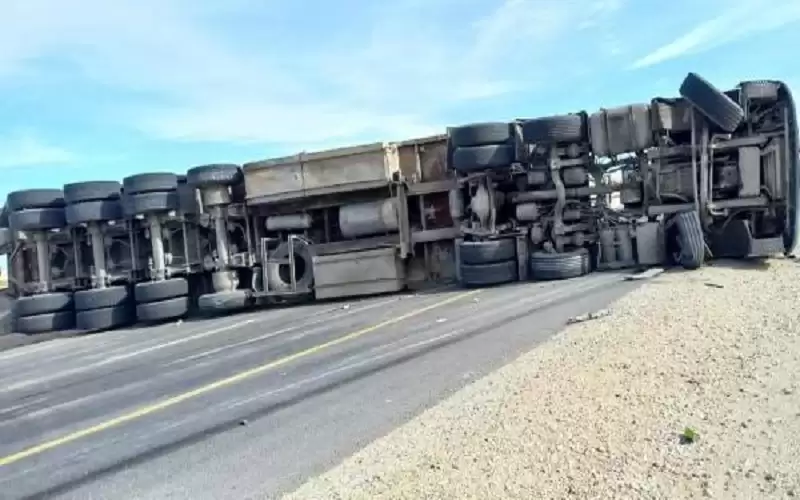 إصابتان بتدهور مركبة شحن محملة بالحصمة