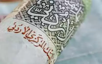 خبراء : استقرار الدينار وجذب الاستثمارات