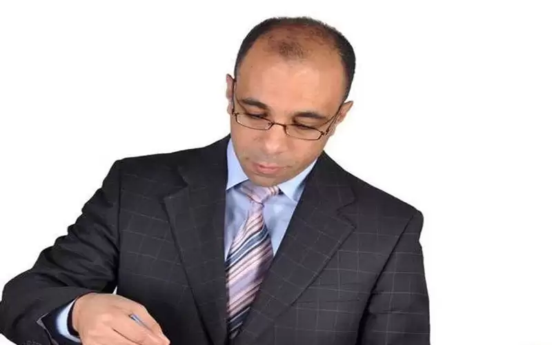 جراح مصري مغامر يصلح اعوجاجا بالعمود