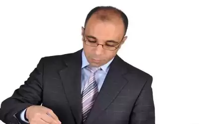 جراح مصري مغامر يصلح اعوجاجا بالعمود