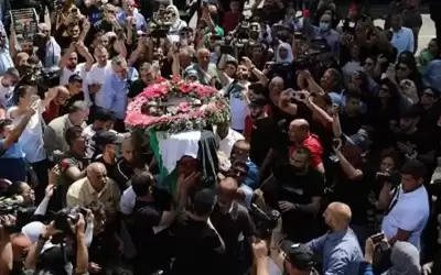 الاحتلال يحاصر مشيعي جثمان شيرين أبو