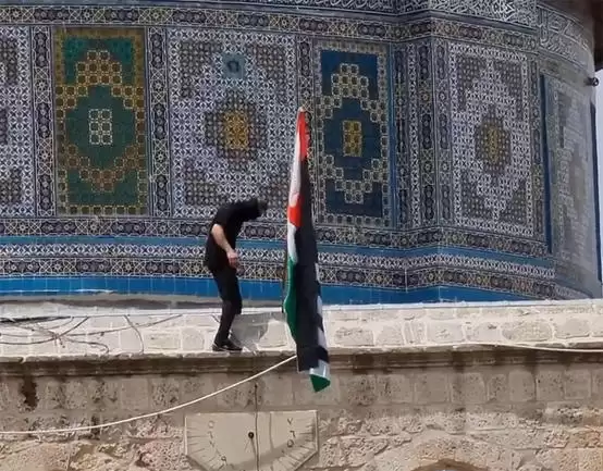 رفع العلم الاردني فوق قبة الصخرة