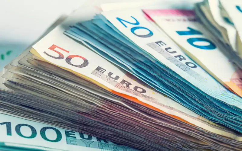 اليورو عند أدنى مستوى منذ مطلع