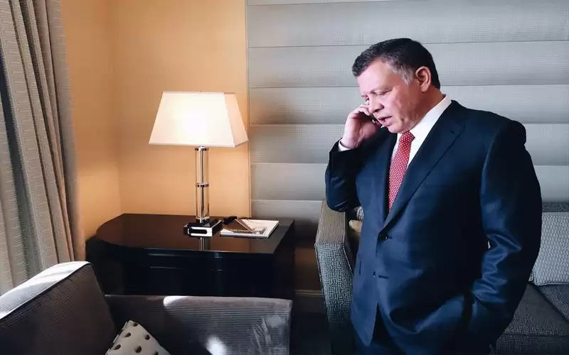 الملك يطمئن على صحة العاهل السعودي