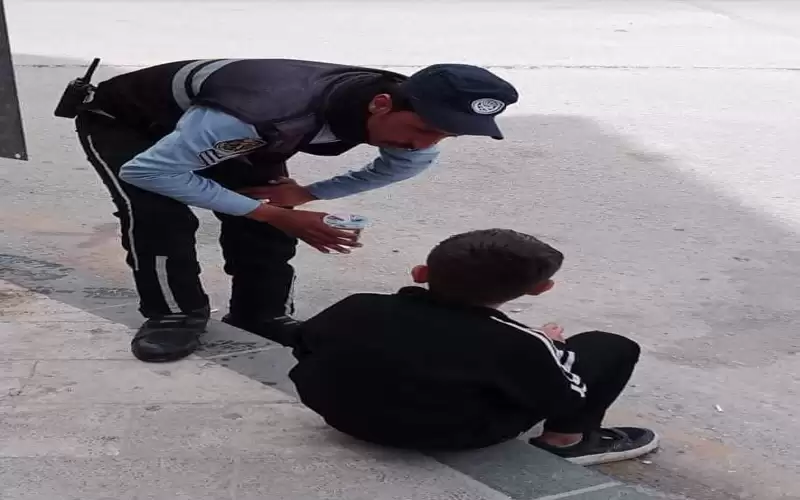 رجل سير ينقذ طفلا في مأدبا