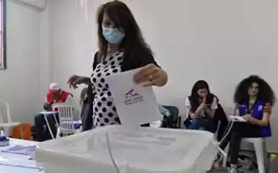 اللبنانيون ينتخبون نوابهم الأحد على وقع