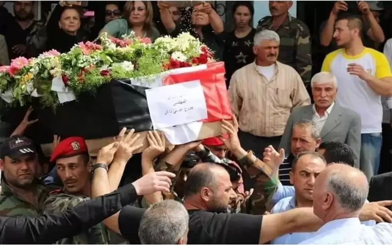 عشرة أقمار وعصفور دوري