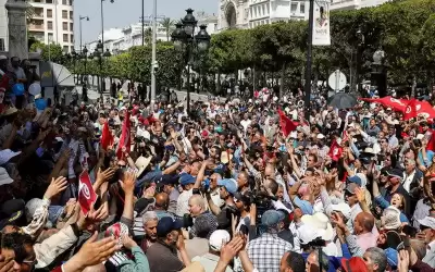 المئات يتظاهرون في تونس للمطالبة بعزل
