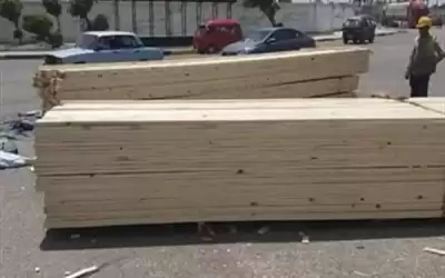 سقوط حمولة أخشاب من شاحنة على