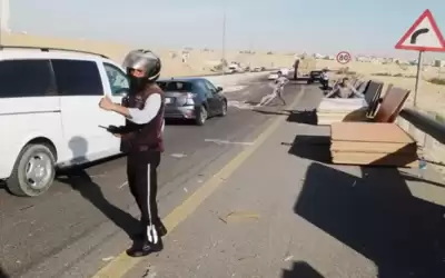 سقوط حمولة أخشاب من شاحنة على