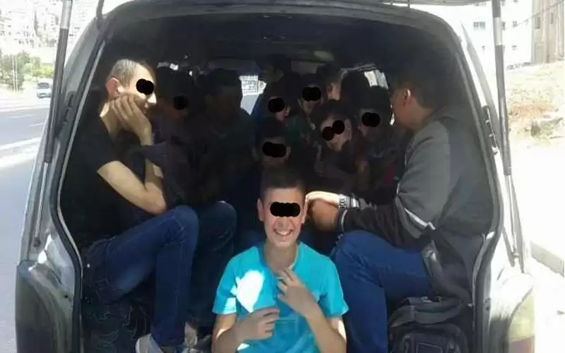 ضبط باص صغير بداخله 30 راكبا