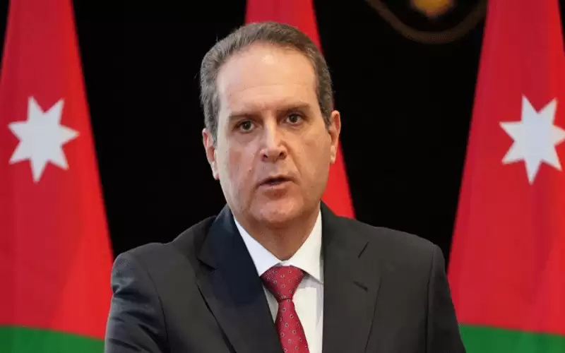 وزير الصحة يدخل يده في عش