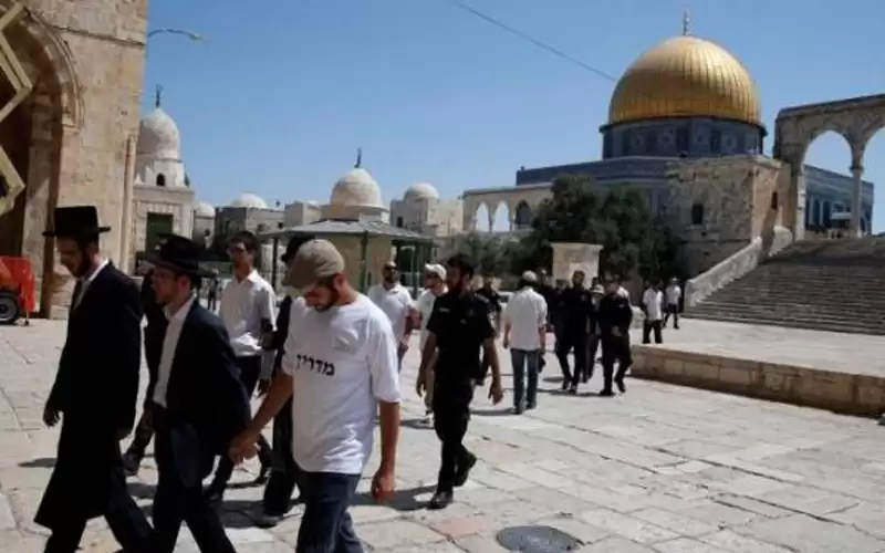 مستوطنون يقتحمون الأقصى بحراسة شرطة الاحتلال