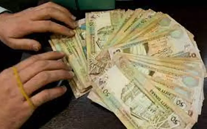 هروب صاحب سلسلة محال تجارية لأميركا