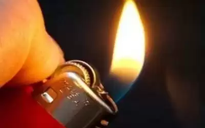 مواطن يهدد بإحراق نفسه في جبل