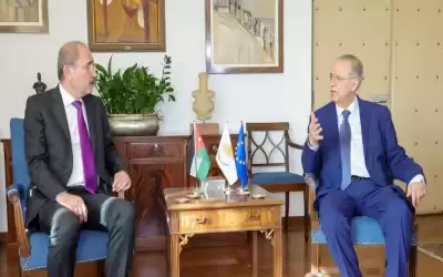 وزير الخارجية يجري مباحثات مع نظيره