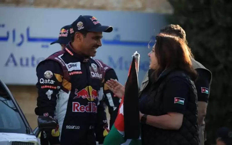 الأمير آية بنت فيصل تعطي شارة