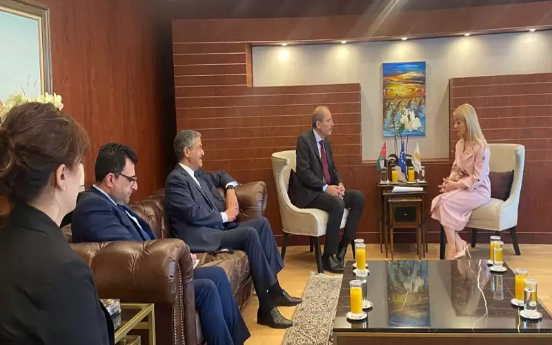 وزير الخارجية يبحث مع رئيسة مجلس