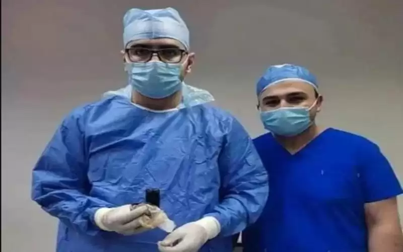 استخراج هاتف من بطن شاب مصري