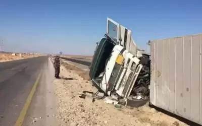 تدهور شاحنة نقل على طريق ضبعة